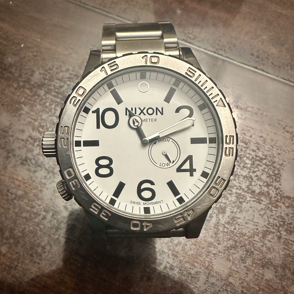 Nixon 51-40 in Silver with White Face (needs battery or service)